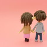 将来の相続を考える夫婦のイメージ（デジタル遺言と公正証書遺言の検討）