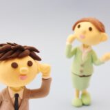 遺言書に証券口座をどう書くか考えている人物のイメージ