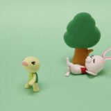 相続手続きの期限に悩む様子を表した、木のそばの小さな人形