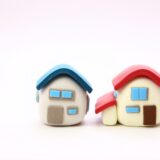 相続財産調査で確認する不動産をイメージした2軒の家