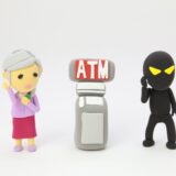 代償分割の代償金を用意できずATMの前で困っている相続人のイメージ