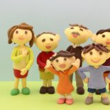 相続人となる家族をイメージした三世代の粘土人形