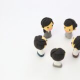 腹違いの兄弟を含む家族が相続について話し合うイメージ