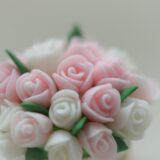 ピンクと白のバラを束ねたやわらかな雰囲気の花束