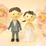 子どものいない夫婦の相続と遺言をイメージした夫婦の人形