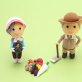 高齢の親を支える家族と農作業のイメージ|相続の寄与分を解説する記事