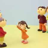 家族が向かい合って話をするクレイ人形|生前贈与を行政書士に依頼する記事のアイキャッチ